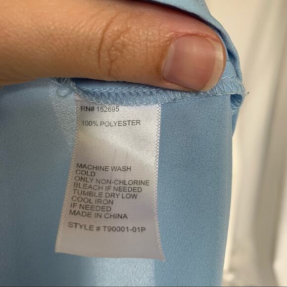 Q & A XSP v Neck sleeveless blouse blue ruffle - Picture 6 of 6